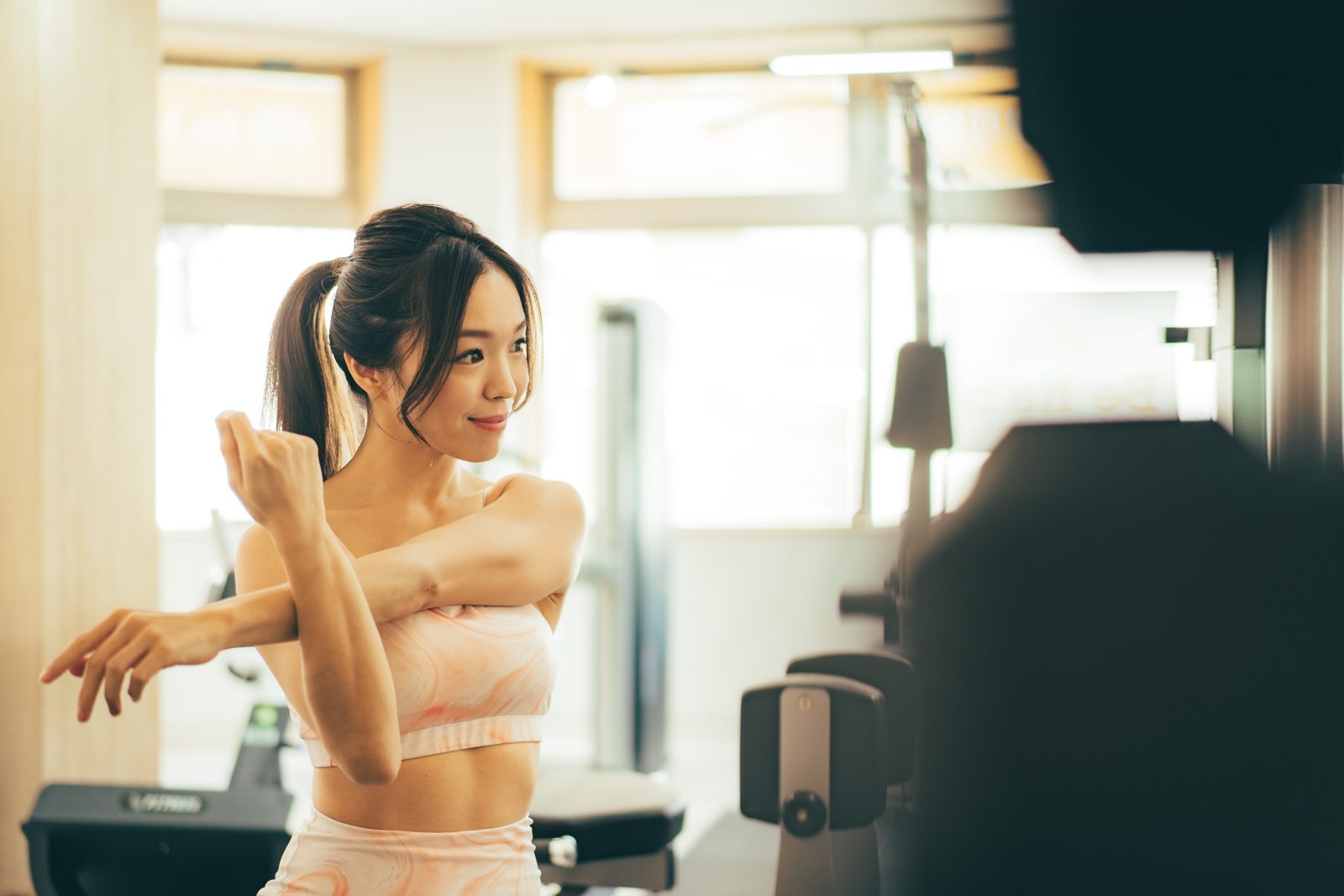 トレーニングの合間に体をほぐす女性