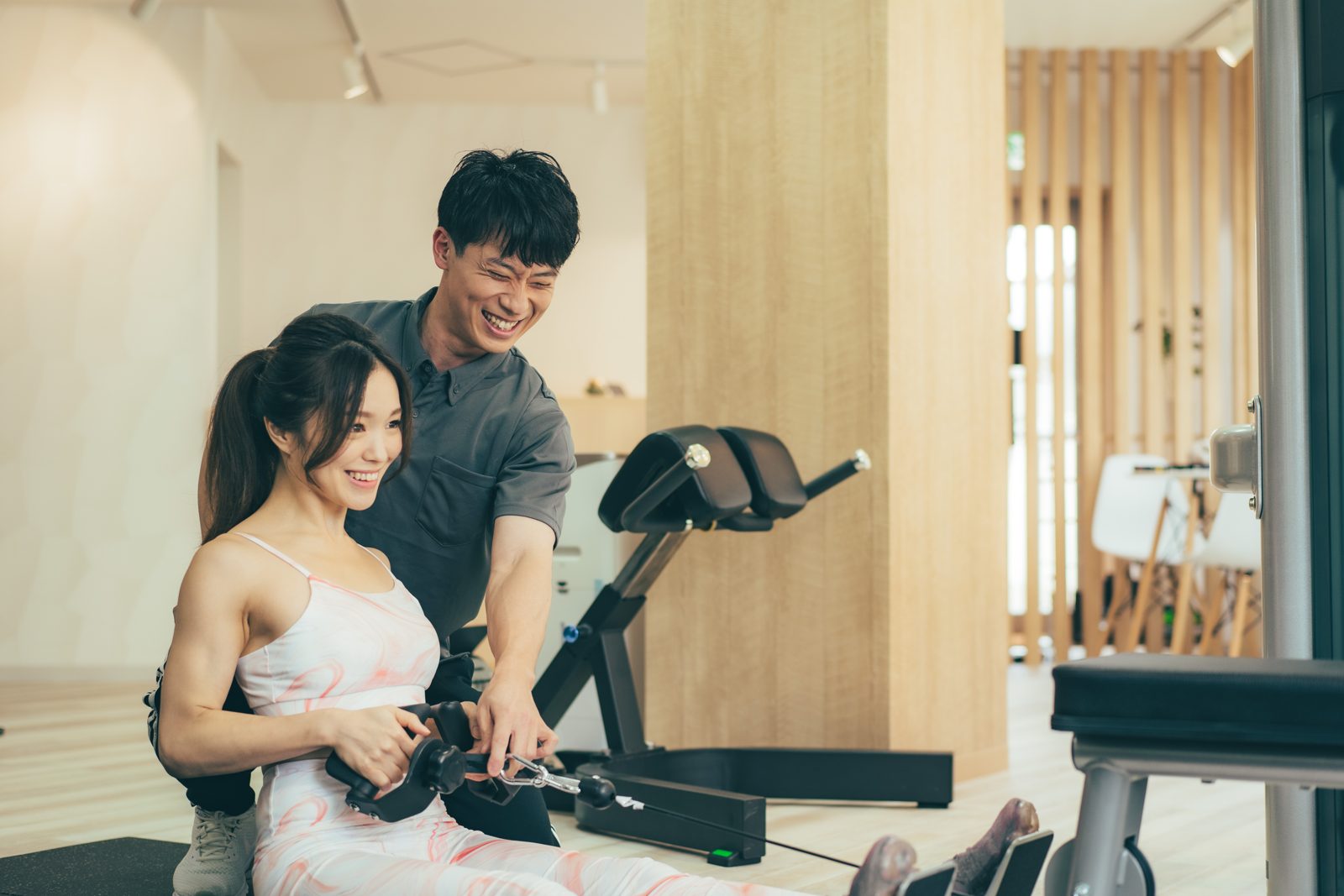 トレーナーがフォームを確認している様子